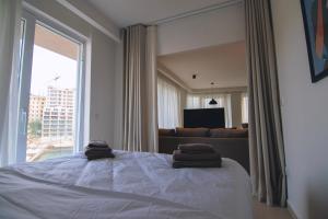 Krevet ili kreveti u jedinici u okviru objekta Water's Edge Suite Xlendi with Direct Sea Access