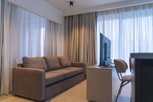 TV i/ili multimedijalni sistem u objektu Water's Edge Suite Xlendi with Direct Sea Access