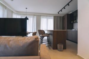 TV i/ili multimedijalni sistem u objektu Water's Edge Suite Xlendi with Direct Sea Access