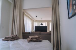 TV i/ili multimedijalni sistem u objektu Water's Edge Suite Xlendi with Direct Sea Access