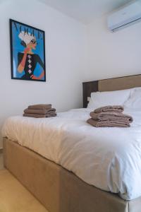 Krevet ili kreveti u jedinici u okviru objekta Water's Edge Suite Xlendi with Direct Sea Access