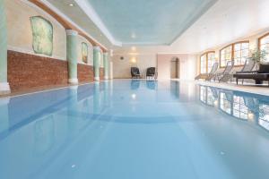 Bazén v ubytování Aktiv & Vitalhotel Bergcristall nebo v jeho okolí