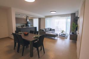 沙拉The Valley Collection - Suite B3的一间带桌椅的餐厅和客厅