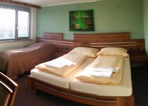 Łóżko lub łóżka w pokoju w obiekcie Hotel Panon