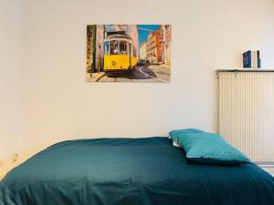 ein Schlafzimmer mit einem Bild eines Zuges an der Wand in der Unterkunft Cozy apartment near thermal baths in Balaruc-les-Bains + 3 Fotos