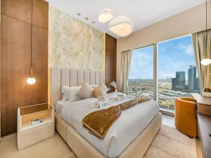 Crown Jewel 2 Bedroom Apartments I Iconic Burj Khalifa and Fountain Views I Free Parking, Gym, Pool, Wi-Fi and PS5 I by Skyline Serenity في دبي: غرفة نوم بسرير كبير ونافذة كبيرة +84 صورة