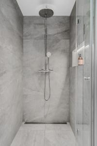 una doccia con una porta in vetro in un bagno di Luxury Lodge in Lofoten - jacuzzi & sauna - LL20 a Lyngværet Altre 36 foto