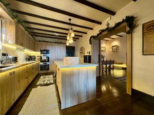 una grande cucina con isola in una stanza di Pelion Luxury Villa Ivy ad Áno Vólos