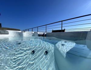 カランテックにあるVilla Armor Vue mer et Spaの波紋のある水が入った温水浴槽