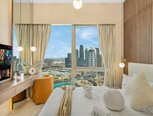 Crown Jewel 2 Bedroom Apartments I Iconic Burj Khalifa and Fountain Views I Free Parking, Gym, Pool, Wi-Fi and PS5 I by Skyline Serenity في دبي: غرفة نوم بها نافذة كبيرة مطلة على المدينة