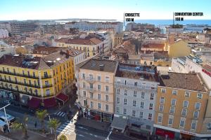 una vista aérea de una ciudad con edificios en Hôtel Ligure, en Cannes