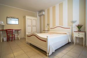 Tempat tidur dalam kamar di Hotel Stella D'Oro
