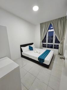 イポーにあるIpoh Town, Anderson Residenceのベッドと大きな窓のある寝室 +51枚の写真