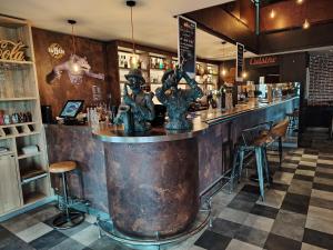 a bar in a restaurant with a statue at Kyriad Laon in Laon