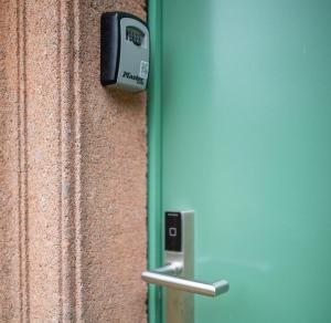 a door with a security box on the side of a building at Pension - Kavaliershaus Krumke - Schlüsseltresor - Kein TV in Krumke