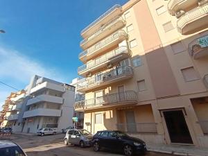 zwei Autos vor einem Gebäude geparkt in der Unterkunft Bellavista Gallipoli - Casa del Sole con box auto in Gallipoli