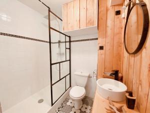 a bathroom with a toilet and a sink at Appartement Coup de Coeur avec Parking et Piscine - 131 in Canet-en-Roussillon +15 photos