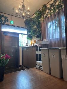 横浜市にあるMaharaniのキッチン(カウンター付)とドアが備わる客室です。