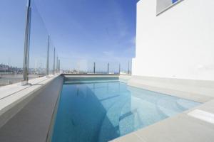una piscina al costado de un edificio en YourSpain LM1B Apartament La Mata, en La Mata