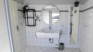 Ένα μπάνιο στο Haus-El-Mar-Wohnung-C-Loft-am-Kai +15 φωτογραφίες