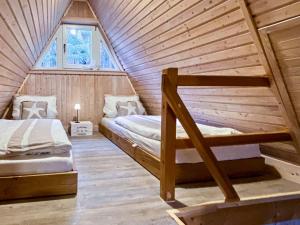 a bedroom with two bunk beds in a wooden cabin at Finnhütte Seenland in Wustrow +11 photos
