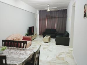 ポートディクソンにあるSharaa seaview Apartmentのソファとテーブルのあるリビングルーム