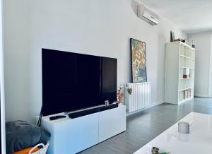 TV a/nebo společenská místnost v ubytování Hauzify I Casa Sa Calma + 23 fotografií