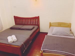 ポートディクソンにあるSharaa seaview Apartmentの小さな部屋のベッド2台(タオル付) +23枚の写真