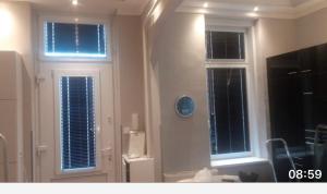 una stanza con tre finestre con luci blu di Budapest, Graf Teleki Laszlo Appartement a Budapest