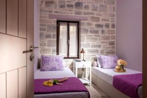 1 dormitorio con 2 camas con animales de peluche en Phaistos Villas - Private Pool Luxury Retreats, en Sívas