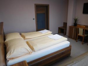 Łóżko lub łóżka w pokoju w obiekcie Hotel Panon