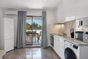 eine Küche mit Spüle und Geschirrspüler in der Unterkunft Magnificent Beach Apartment in Vale de Pedras