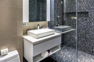 Un baño de Private apartment at Twin Sands by Lofty