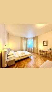 Postel nebo postele na pokoji v ubytování City Center Unirii Square Private rooms with City View - Shared Amenities