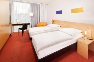 Postel nebo postele na pokoji v ubytování INNSiDE by Meliá Düsseldorf Seestern