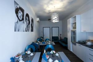 - un salon avec une table et des chaises bleues dans l'établissement B&B Corso Diaz, à Ravenne