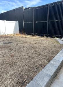 une clôture à terre devant une cour dans l'établissement Modern, New 3 bed, 2 bath Apt near Manhattan, à Jersey City