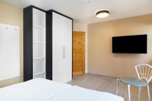 Μια τηλεόραση ή/και κέντρο ψυχαγωγίας στο Ferienhaus CARPE DIEM in Gager WE 03 direkt am Bodden +1 φωτογραφίες
