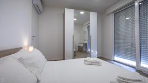 Un dormitorio con una cama blanca y una ventana grande. en Italianway - Vat 52, en Udine 154 fotos más