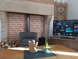 Telewizja i/lub zestaw kina domowego w obiekcie L'Ange gîte de groupe proche du Puy du Fou