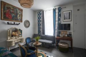 ein Wohnzimmer mit Couch und Tisch in der Unterkunft Paris est merveilleux - Buttes-Chaumont in Paris
