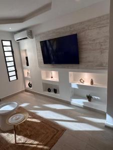 Televisyen dan/atau pusat hiburan di CYRUS Hôtel -Housse cœur de ville