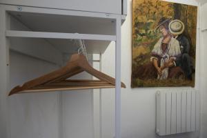 ein Gemälde, das an einer Wand neben einem Gemälde hängt in der Unterkunft Paris est merveilleux - Buttes-Chaumont in Paris