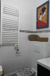 ein Bad mit einem WC und einem Wandgemälde in der Unterkunft Paris est merveilleux - Buttes-Chaumont in Paris + 2 Fotos