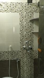 a bathroom with a toilet and a mirror on a wall at Anugrahaa Homestay in Tiruchchirāppalli