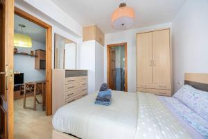 een slaapkamer met een groot bed en een keuken bij Complejo Andalucía Torrecilla Beach in Nerja