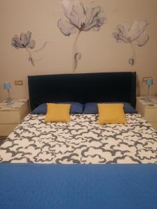 A bed or beds in a room at La Casa Blu- Forum di Assago, Ospedale Humanitas, Milanofiori, IEO