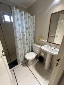 un baño con inodoro y lavabo en HOUSE AND SUITE SF RIVADAVIA, en Santa Fe 17 fotos más
