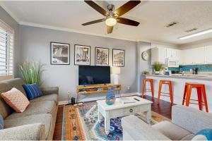 una sala de estar con un sofá y una mesa en Island Home 304, en Destin