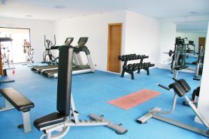 un gimnasio con varias cintas de correr y bicicletas estáticas en DakarByDays DBD011 Appartement Astou 3 chambres, en Dakar